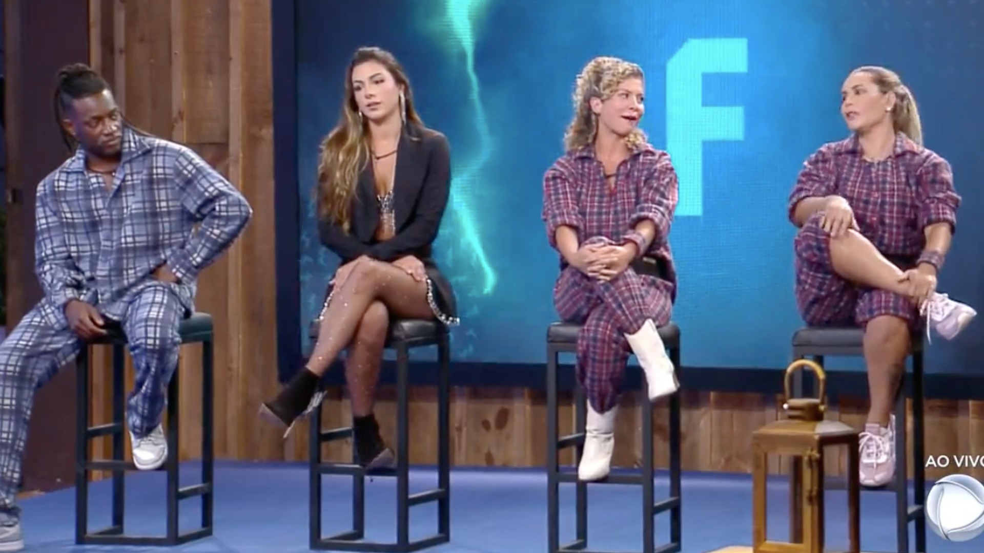 Peões formam a roça falsa de 'A Fazenda 14' (Reprodução/Record TV)