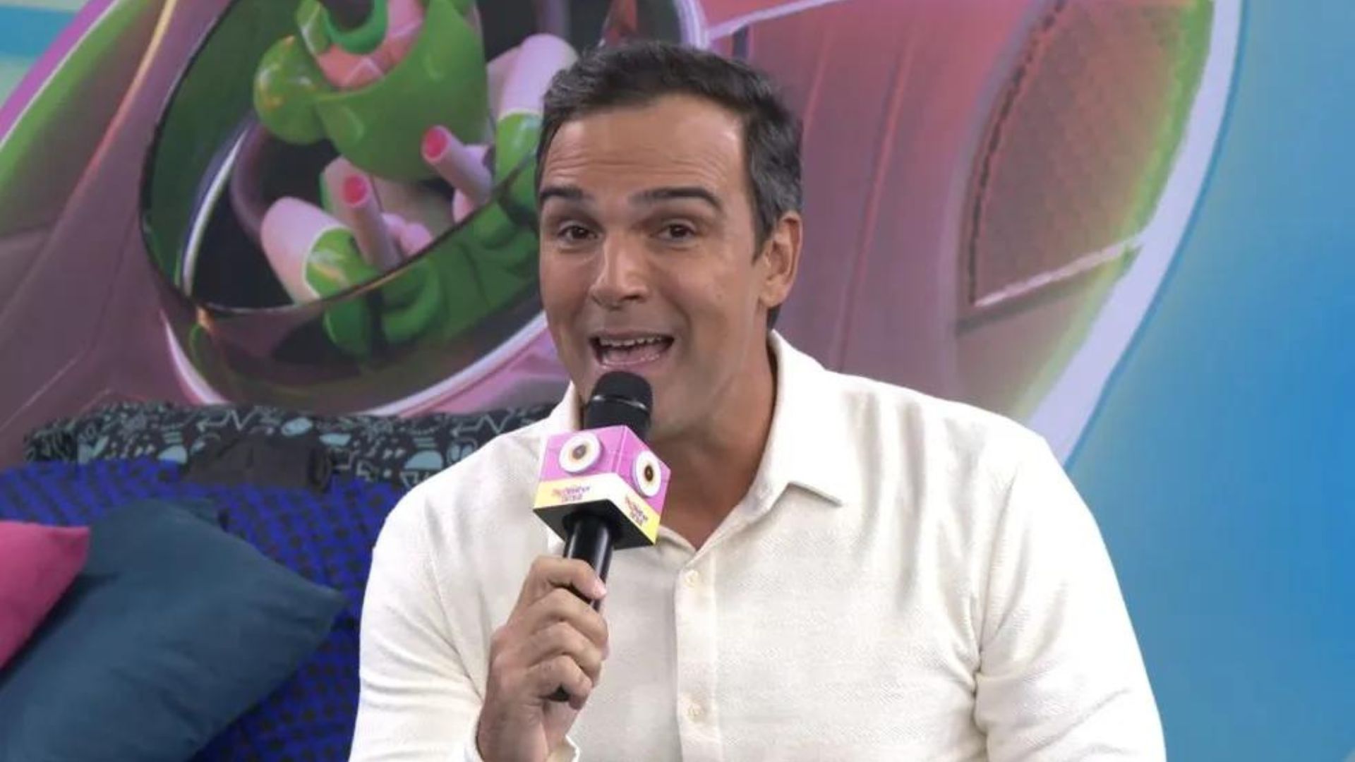 Tadeu Schmidt na casa de vidro do BBB 23. Reprodução/Globo