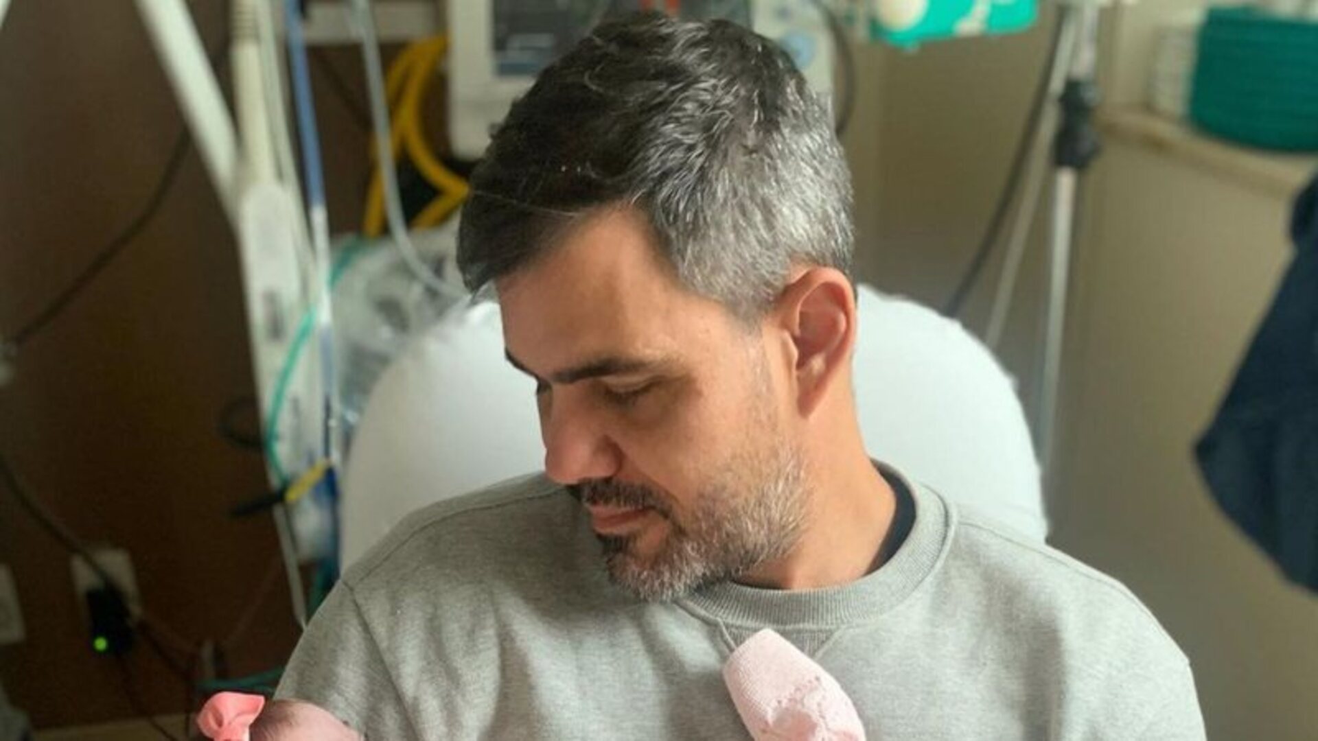 Juliano Cazarré com a filha - 9Crédito: Reprodução/Instagram)