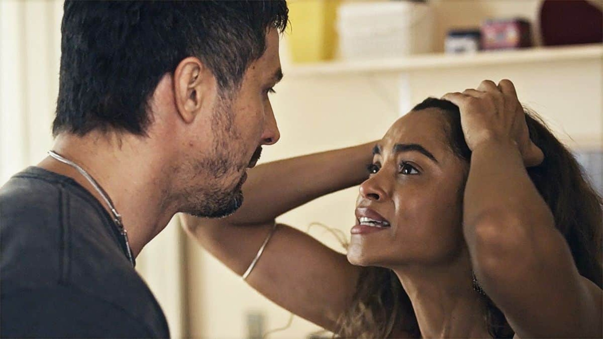Oto (Romulo Estrela) e Brisa (Lucy Alves) em 'Travessia'