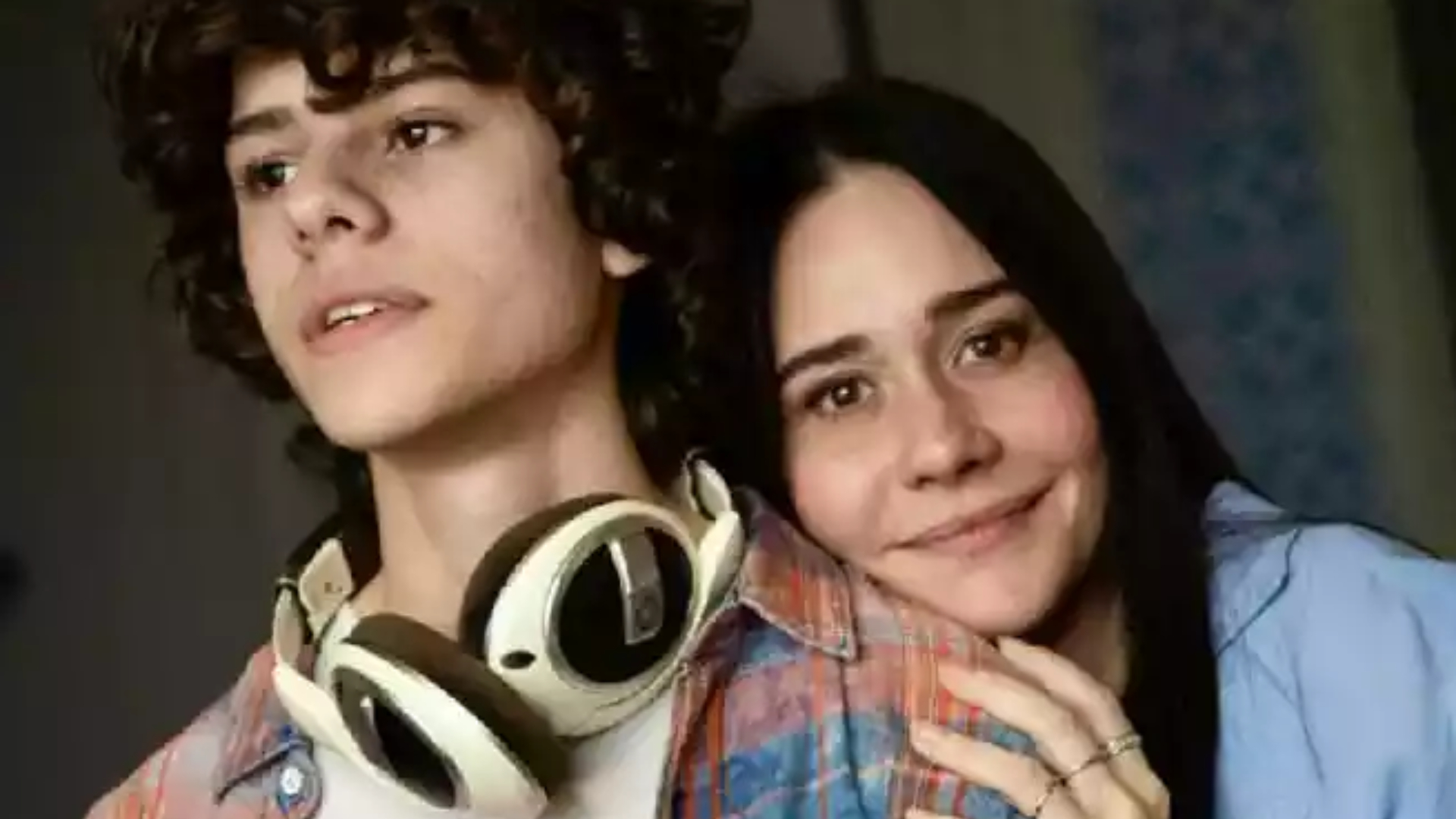 Rudá (Guilherme Cabral) com a mãe, Guida (Alessandra Negrini) em Travessia - Divulgação/ TVGlobo