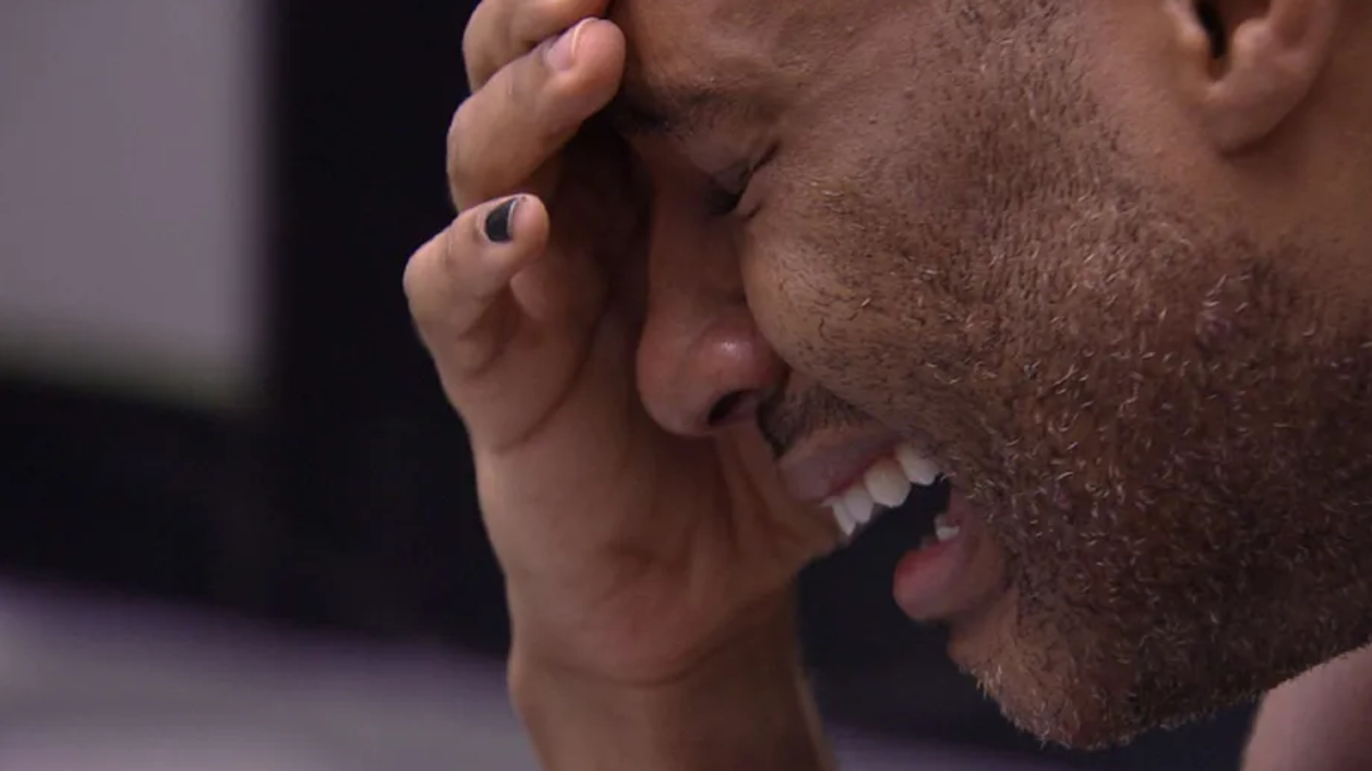 Fred Nicácio tem crise de choro na Casa do Reencontro do BBB 23 — Foto: Globo