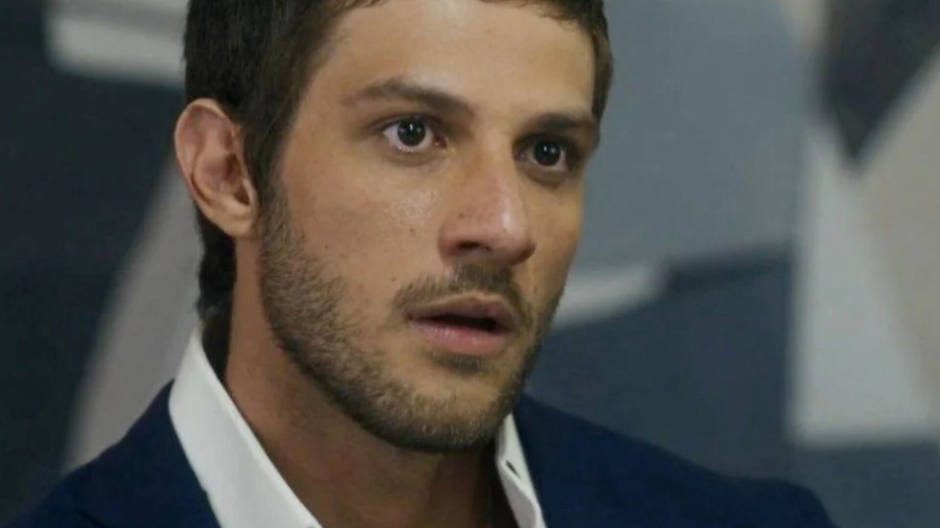 Ari (Chay Suede) em 'Travessia'