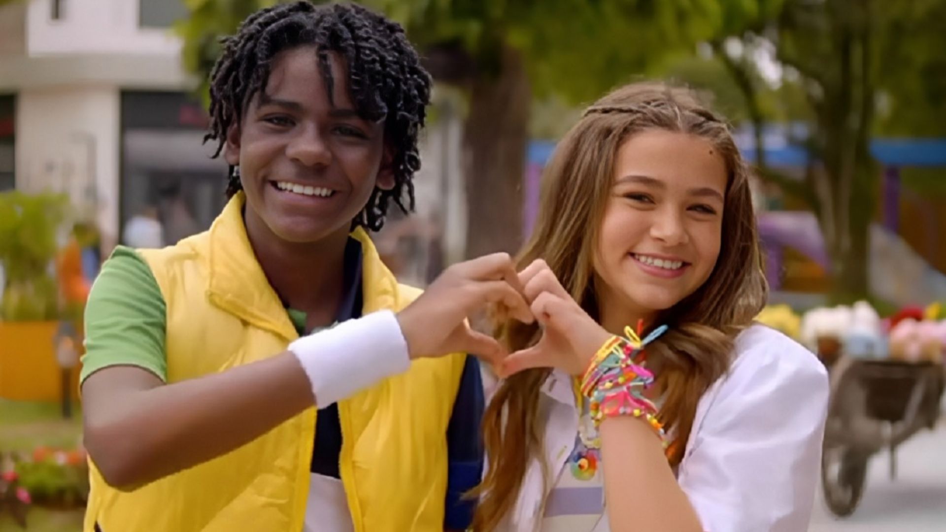 Protagonistas de 'A Infância de Romeu e Julieta'. Reprodução/SBT