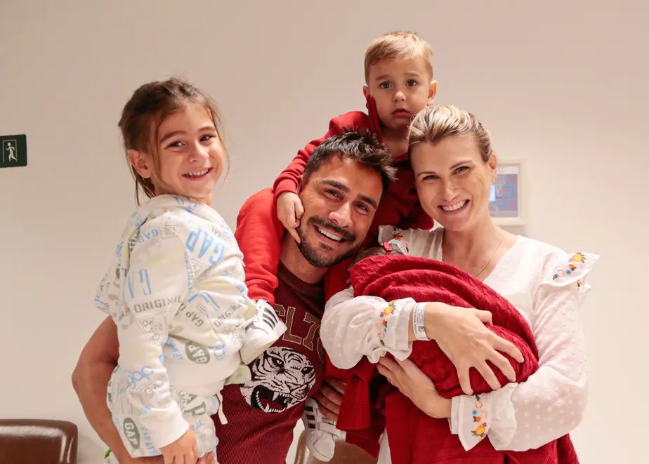 Julio Rocha e sua família - Reprodução/AgNews
