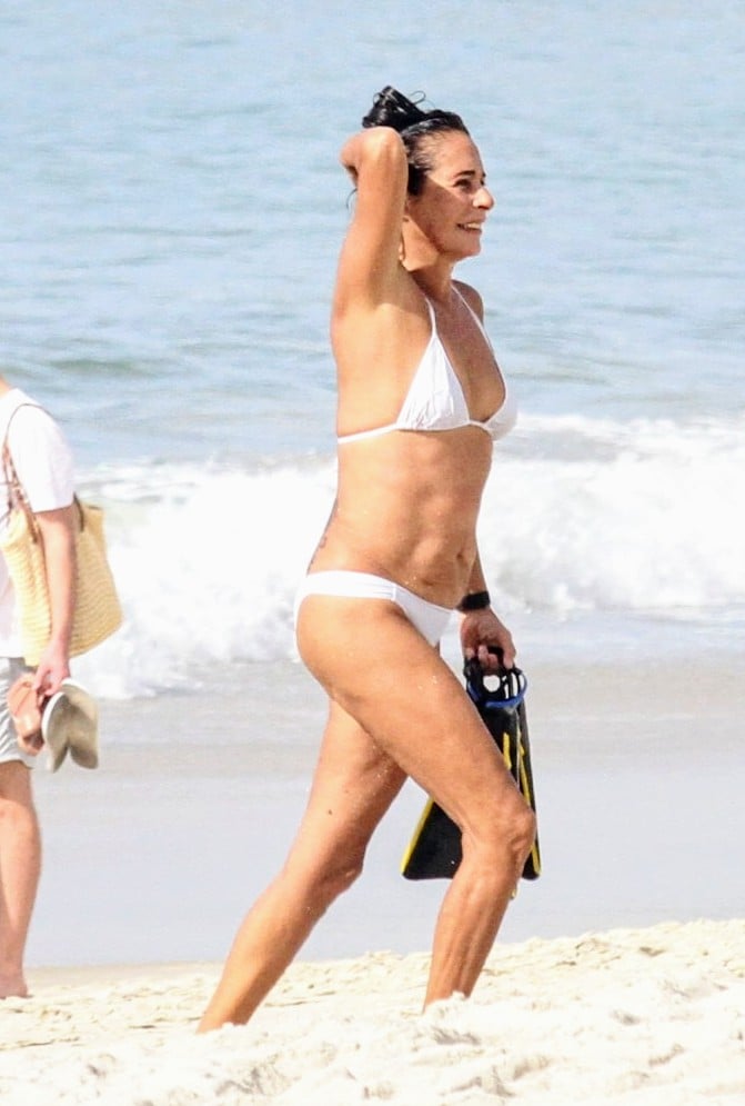Andréa Beltrão exibe suas curvas ao mergulhar de biquíni branco. Foto: AgNews