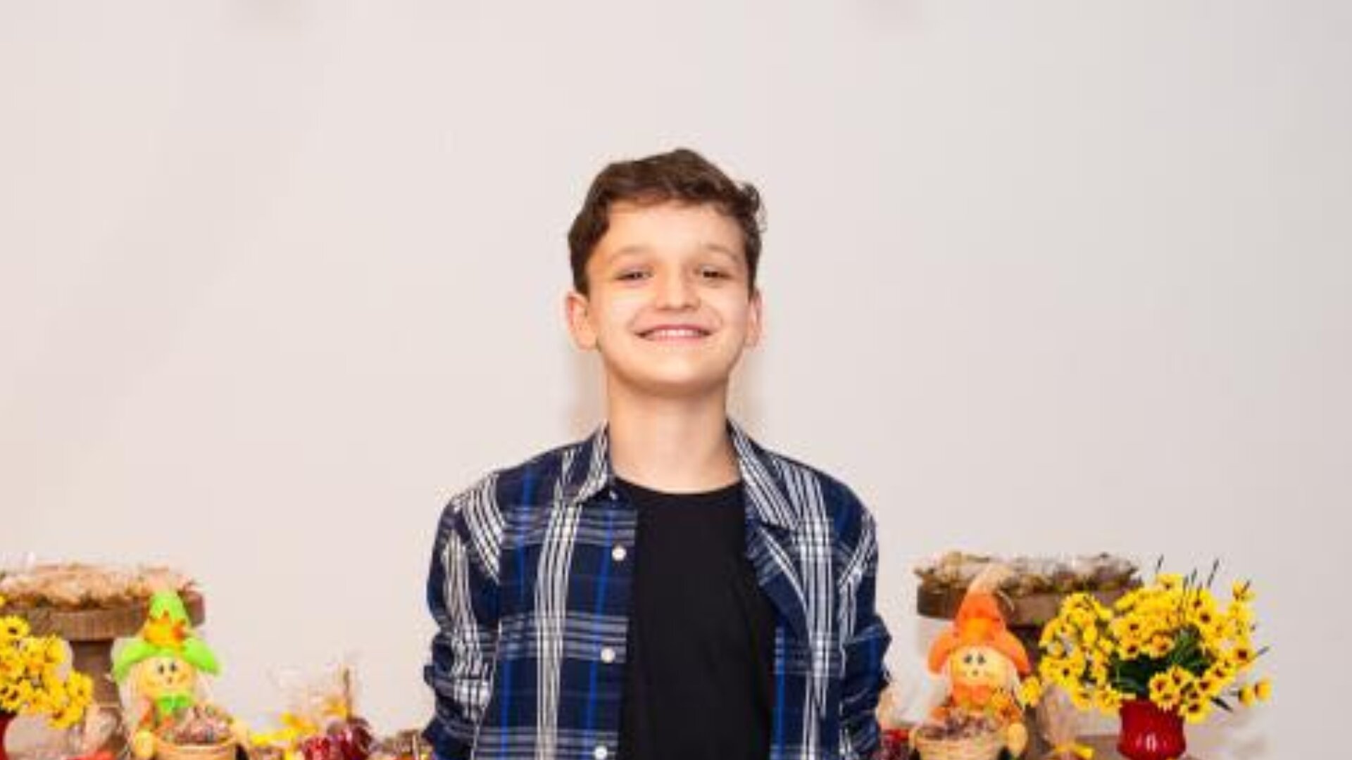 Miguel Galhardo, da novela 'Terra e Paixão', celebra aniversário com festa temática