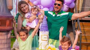 Julio Rocha comemora 4 meses da caçula, Sarah, ao lado da esposa, Karoline Kleine, e dos filhos José e Eduardo (Reprodução/Instagram)