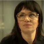 Carol (Karine Teles) em 'Elas por Elas'