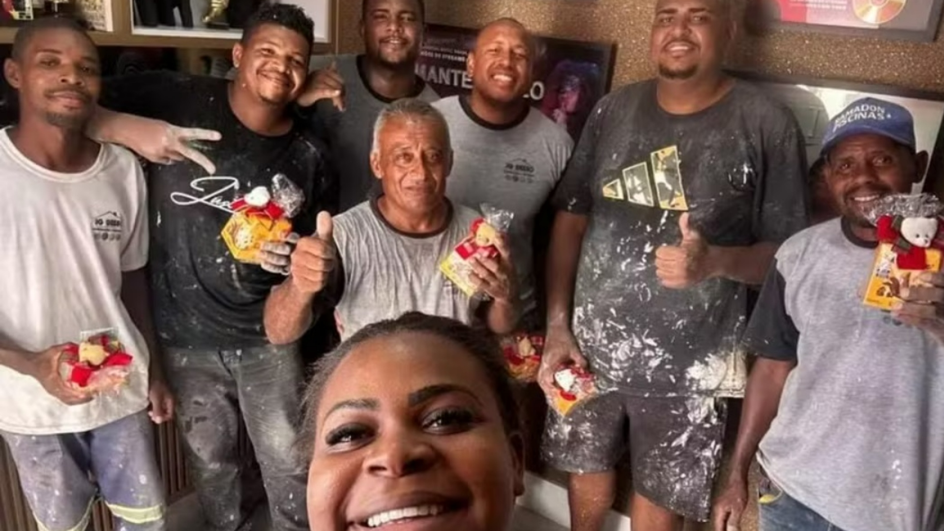 Jojo Todynho e funcionários (Reprodução/Instagram)