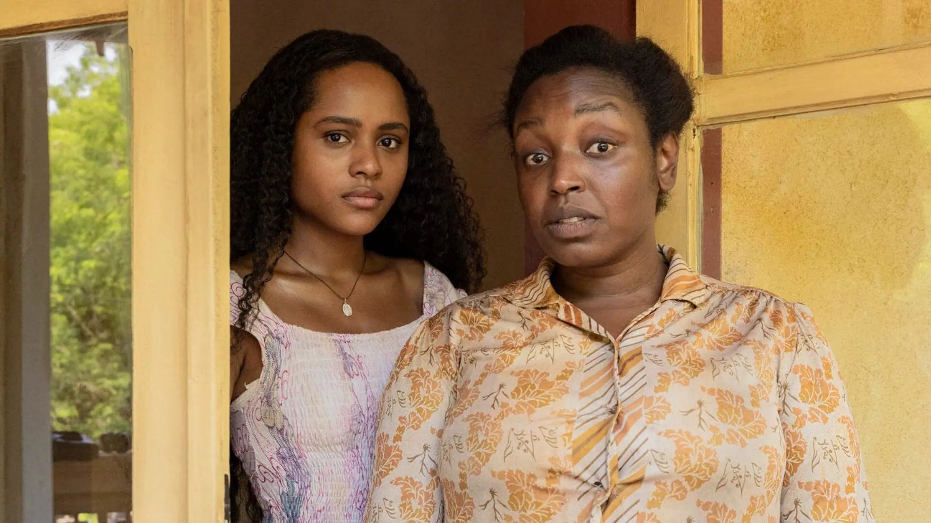 Maria Santa (Duda Santos) e sua mãe, Quitéria (Belize Pombal) em Renascer - Reprodução/TV Globo