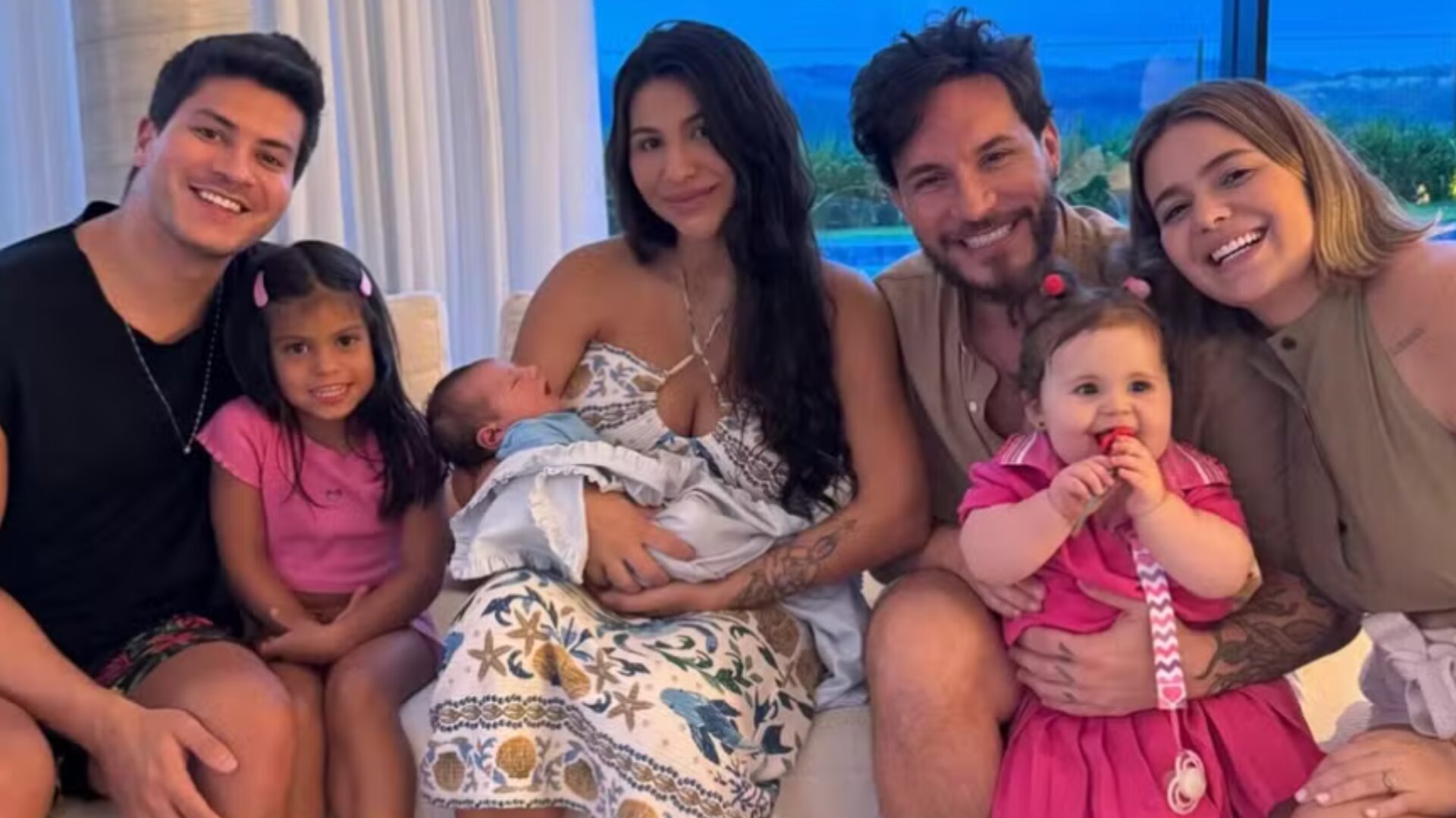 Eliezer e Viih Tube visitam o filho recém-nascido de Arthur Aguiar e Jheny Santucci