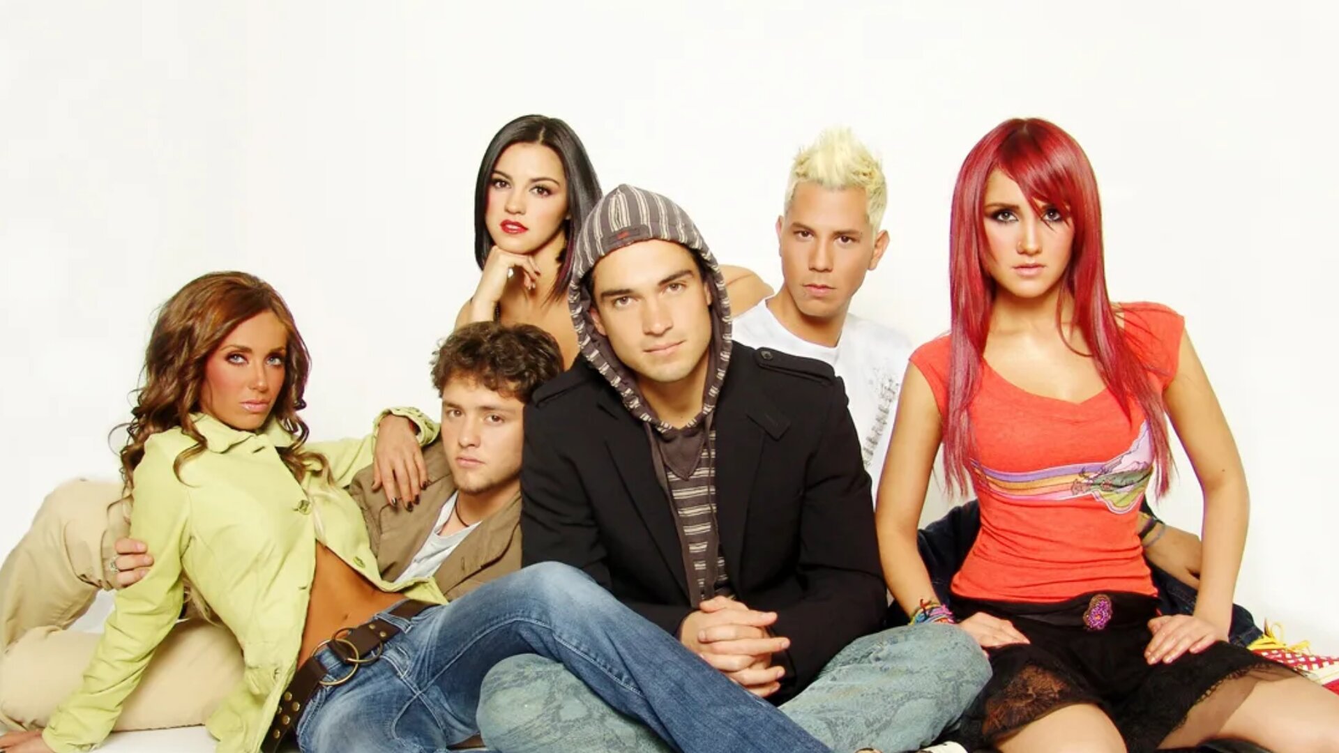 Annie (Anahí), Dul (Dulce María), May (Maite Perroni), Poncho (Alfonso Herrera), Chris (Christian Chávez) e Ucker (Christopher von Uckermann) em 'RBD: La Familia'
