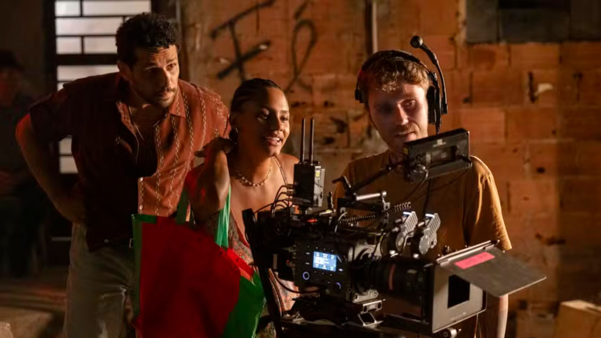 Amaury Lorenzo e Jéssica Ellen em cena do filme 'Vítimas do Dia' - Reprodução/TV Globo