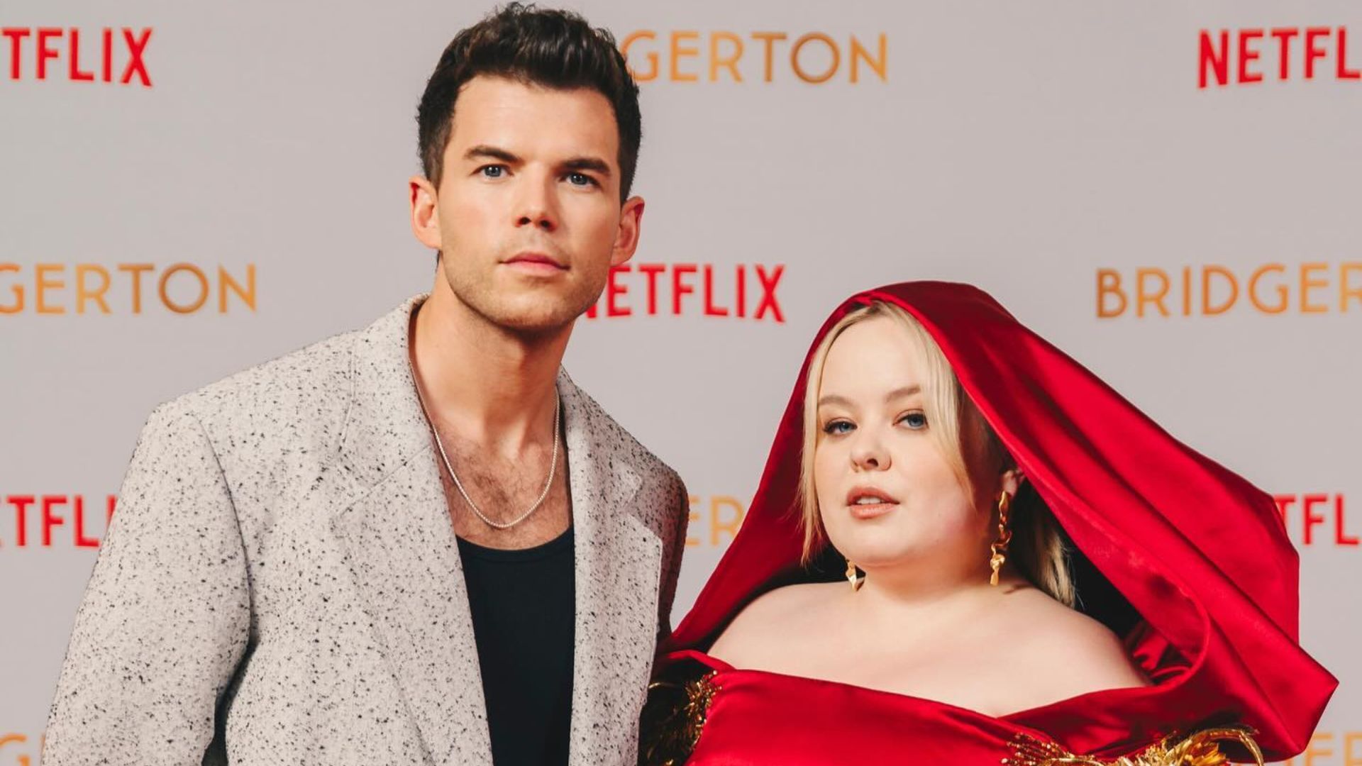Luke Newton e Nicola Coughlan, atores de Bridgerton - Reprodução/Nat Odenbreit/Netflix